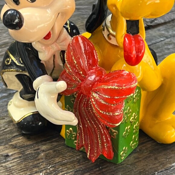 DISNEY LIGHTED CLOISONNÉ MICKEY MOUSE AND PLUTO WITH PRESENT IN BOX ROMAN XMAS - Picture 4 of 11